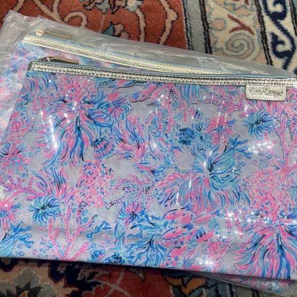 Lilly Pulitzer Pouches purse bag waterproof Vanity clutch GWP NWT NIP SFPF - Picture 2 of 3